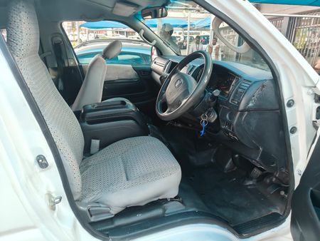 2016-Toyota-Quantum-25-D-4D-10-seat_7