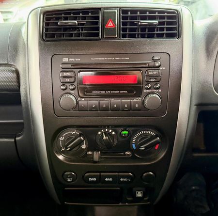 2015-Suzuki-Jimny-13_11