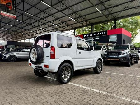 2015-Suzuki-Jimny-13_5