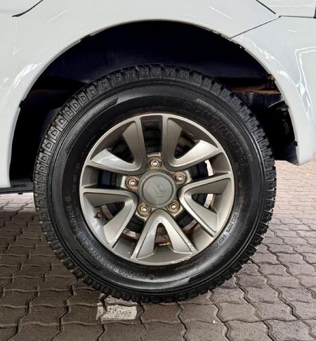 2015-Suzuki-Jimny-13_8