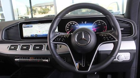 2025-Mercedes-Benz-GLE-300d-4Matic_12