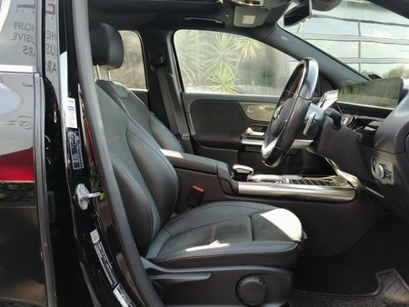 2021-Mercedes-Benz-GLA-200-AMG-LINE-AUTO_4