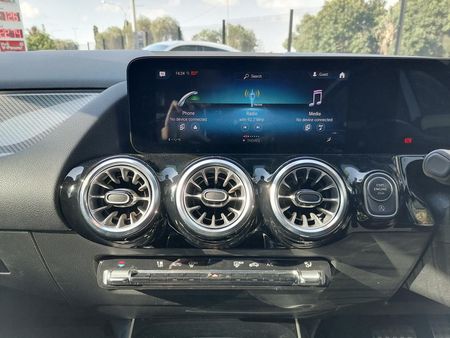 2021-Mercedes-Benz-GLA-200-AMG-LINE-AUTO_7
