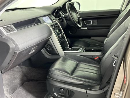 2017-Land-Rover-Discovery-Sport-20-Si4-SE_8