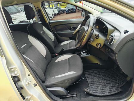 2016-Renault-Sandero-900T-Stepway_4