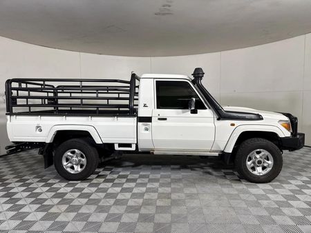 2022-Toyota-Land-Cruiser-79-45-D-70th-Edition-Single-Cab_13