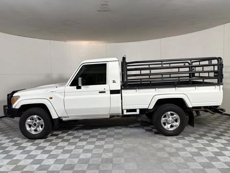 2022-Toyota-Land-Cruiser-79-45-D-70th-Edition-Single-Cab_15