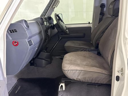 2022-Toyota-Land-Cruiser-79-45-D-70th-Edition-Single-Cab_6