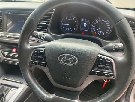 2017-Hyundai-Elantra-16-Executive-Auto_15