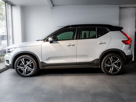 2022-Volvo-XC40-T5-R-Design-AWD_2