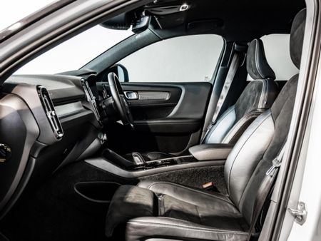 2022-Volvo-XC40-T5-R-Design-AWD_4