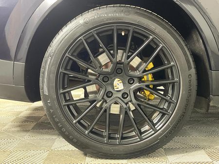 2020-Porsche-Cayenne-Coupe_7
