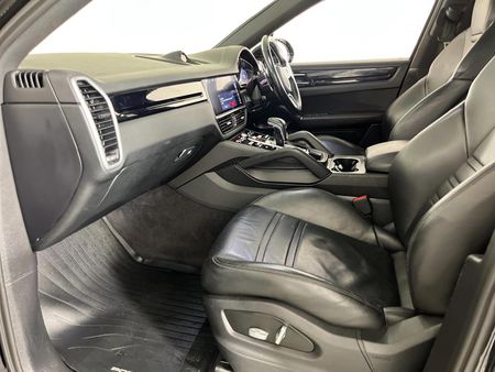 2020-Porsche-Cayenne-Coupe_8