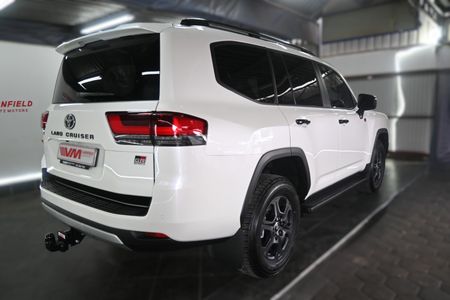2026-Toyota-Land-Cruiser-300-V6-33D-GR-S_3