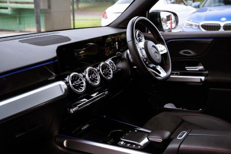 2023-Mercedes-Benz-GLB-250_9