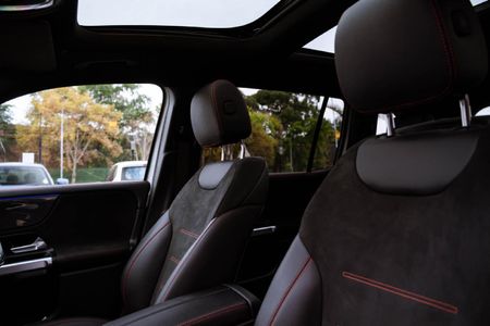 2023-Mercedes-Benz-GLB-250_10