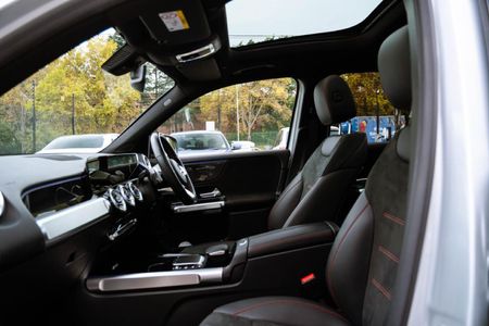2023-Mercedes-Benz-GLB-250_11