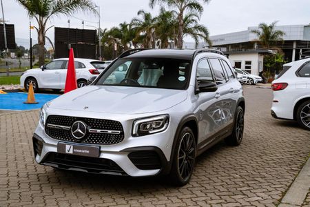 2023-Mercedes-Benz-GLB-250_1