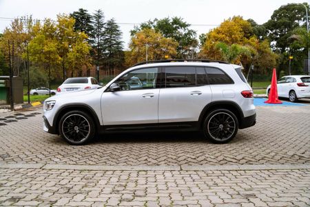 2023-Mercedes-Benz-GLB-250_3