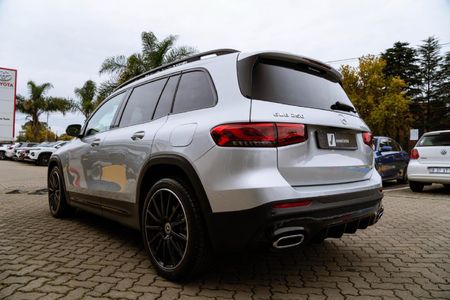 2023-Mercedes-Benz-GLB-250_4