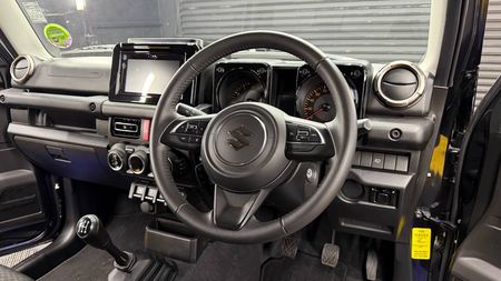2023-Suzuki-Jimny-15-GLX_10
