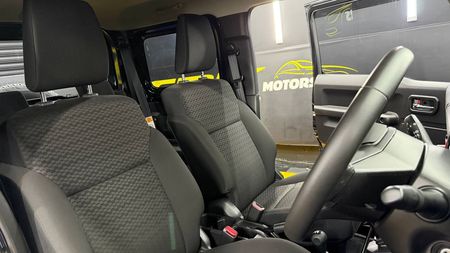2023-Suzuki-Jimny-15-GLX_11