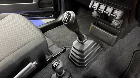 2023-Suzuki-Jimny-15-GLX_16