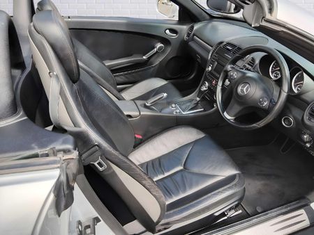 2011-Mercedes-Benz-SLK-200-Auto_10