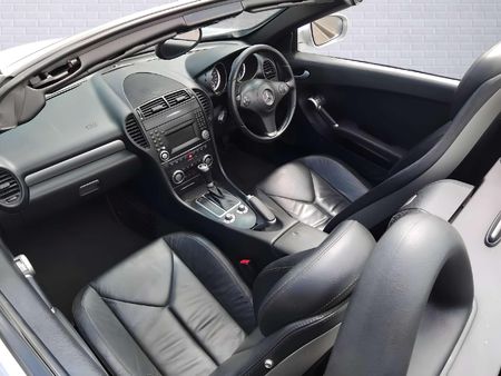 2011-Mercedes-Benz-SLK-200-Auto_8