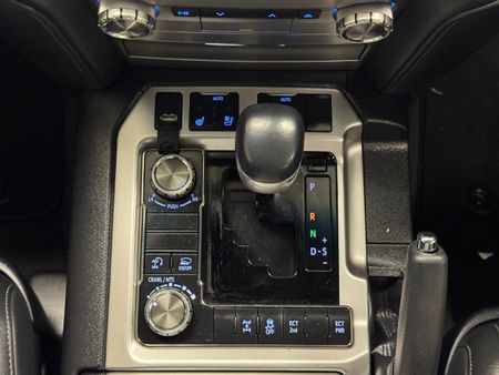 2019-Toyota-Land-Cruiser-200-45-D-V8-VX-R-Auto_10