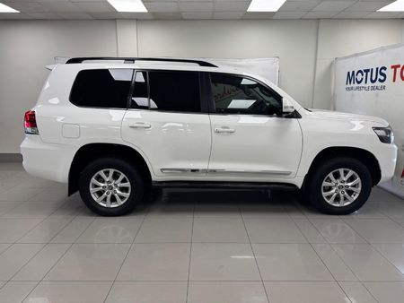 2019-Toyota-Land-Cruiser-200-45-D-V8-VX-R-Auto_2
