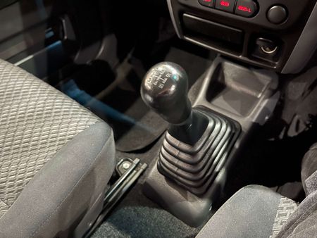 2017-Suzuki-Jimny-13_9