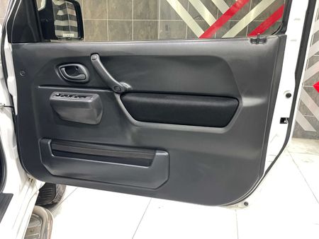 2017-Suzuki-Jimny-13_11