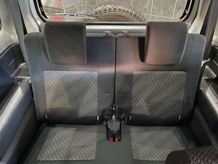 2017-Suzuki-Jimny-13_6