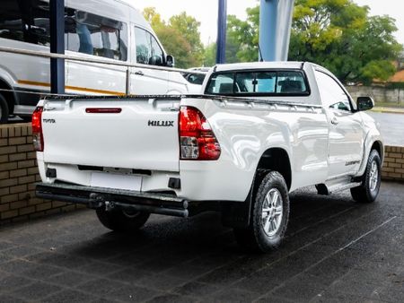 2016-Toyota-Hilux-30-D-4D-4x4-Legend-45-Single-Cab_10