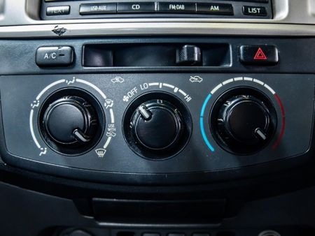 2016-Toyota-Hilux-30-D-4D-4x4-Legend-45-Single-Cab_15