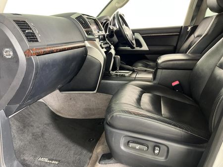 2015-Toyota-Land-Cruiser-200-45-D-V8-VX-Auto_8