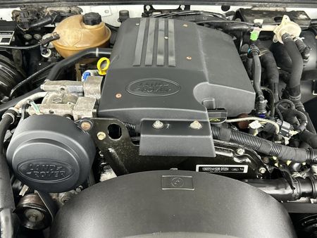 2013-Land-Rover-Defender-110-22D-Station-Wagon_12