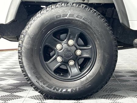 2013-Land-Rover-Defender-110-22D-Station-Wagon_7