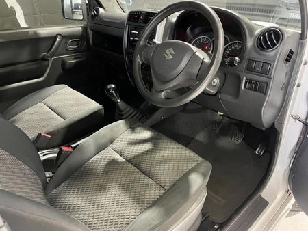2016-Suzuki-Jimny-13_11
