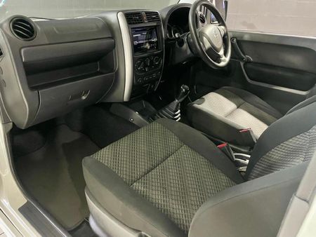 2016-Suzuki-Jimny-13_13