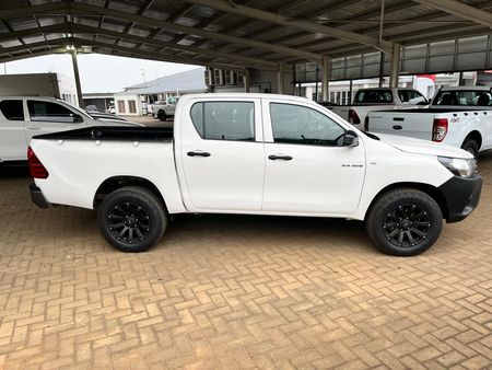 2019-Toyota-Hilux-24-GD-6-SR-4x4-Double-Cab_2