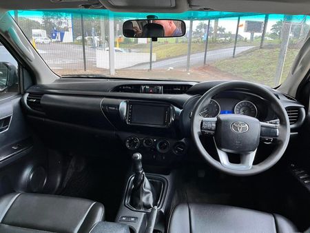 2019-Toyota-Hilux-24-GD-6-SR-4x4-Double-Cab_5