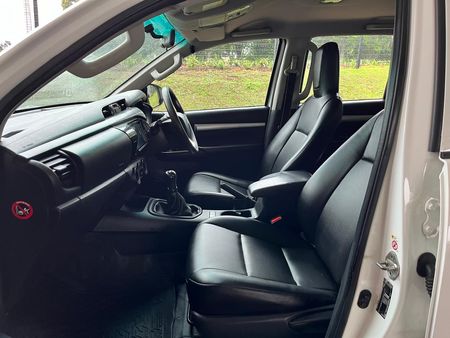 2019-Toyota-Hilux-24-GD-6-SR-4x4-Double-Cab_6