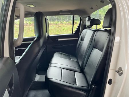 2019-Toyota-Hilux-24-GD-6-SR-4x4-Double-Cab_7