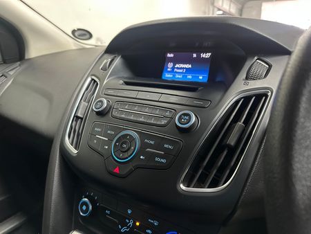 2016-Ford-Focus-10-EcoBoost-Trent-Auto-5-dr_12