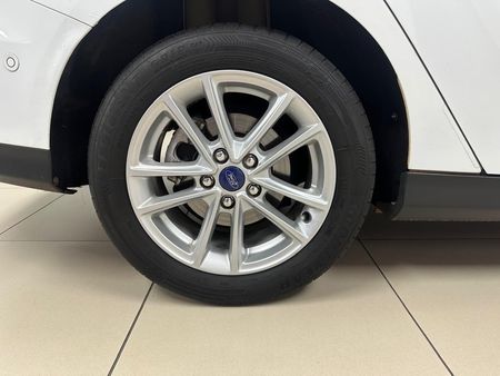 2016-Ford-Focus-10-EcoBoost-Trent-Auto-5-dr_15