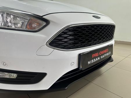 2016-Ford-Focus-10-EcoBoost-Trent-Auto-5-dr_17