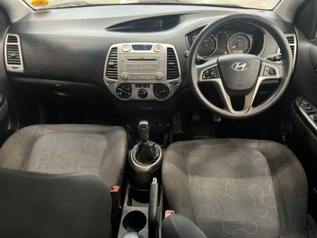 2010-Hyundai-i20-16_11