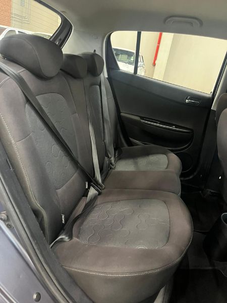 2010-Hyundai-i20-16_12